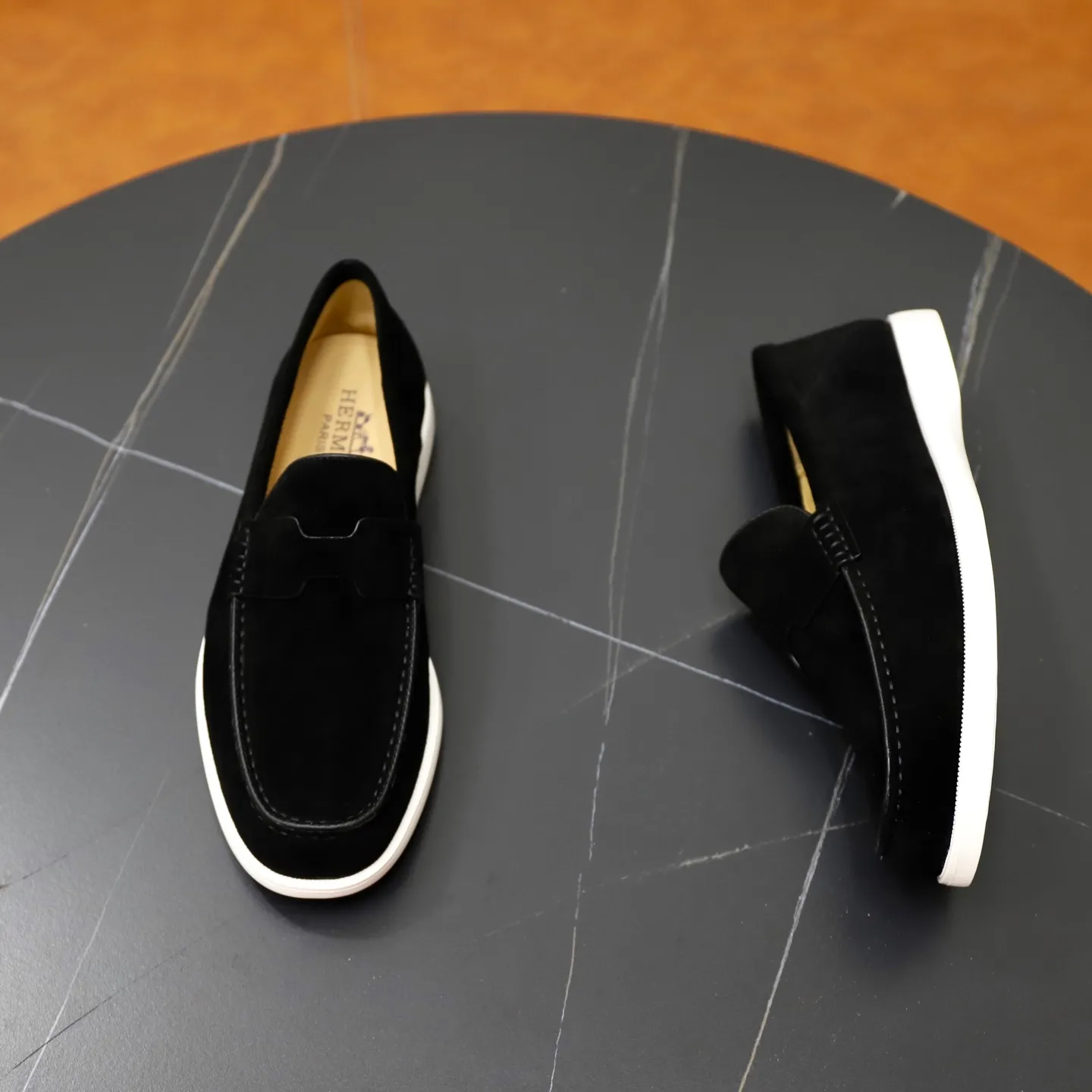 Ex-factory price: 540💰Hermès/Hermès slip-on men's shoes. This shoe is made of imported cow suede leather, with simple and smooth lines, and a 3CM rubber foam ultra-light sole combined with aerodynamic design! Youthful and fashionable, H button decoration, contrasting leather embellishment on the heel, calf lining to gently wrap your feet, with embossed logo cowhide feet, leather rock strips, casual and urban style, highlighting youthful vitality, sports and leisure version, super versatile Size number: 38-39-40-41-42-43-44 Standard leather shoe size (45 can be customized but does not support returns)